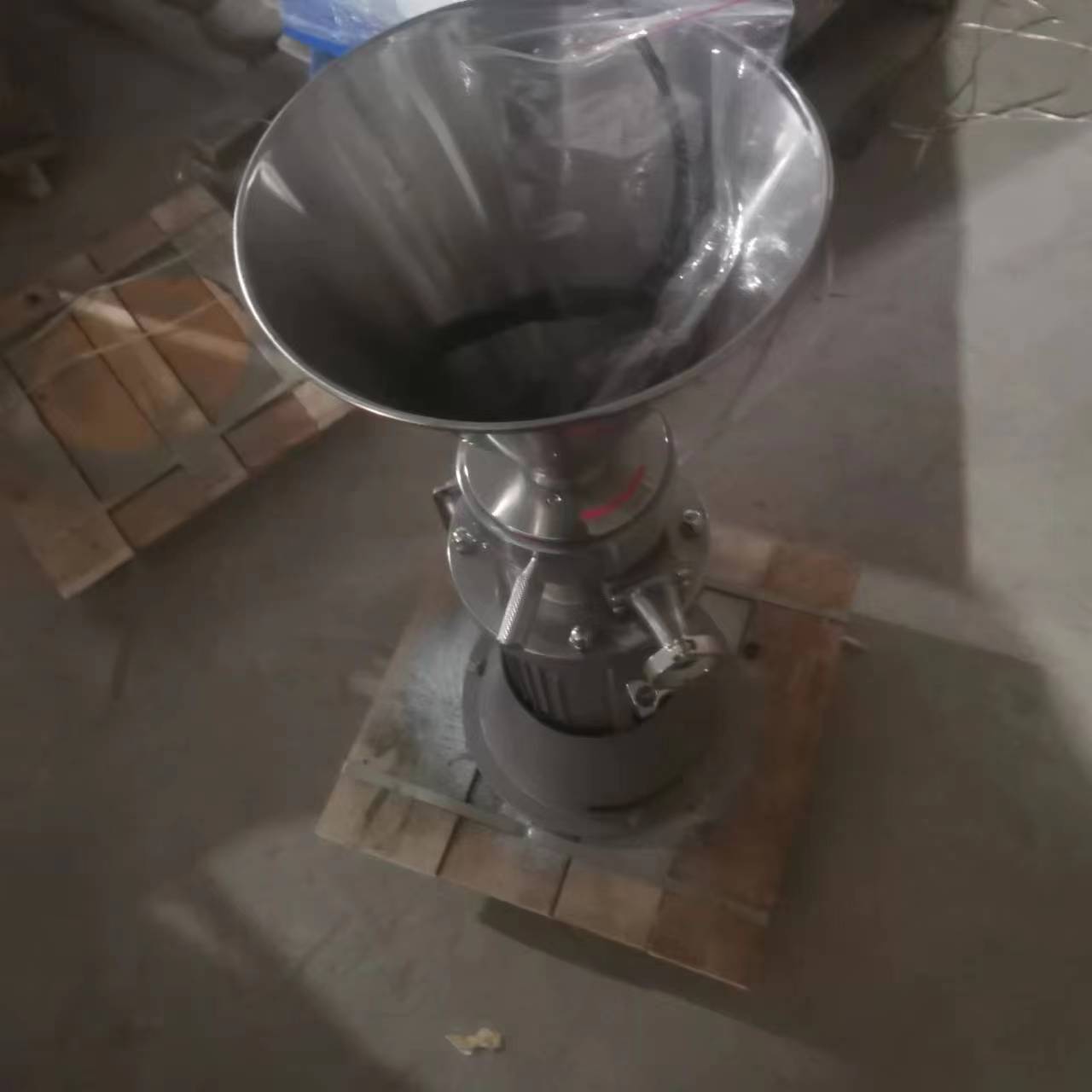 志诚鲲鹏机械骨汤机工作场景