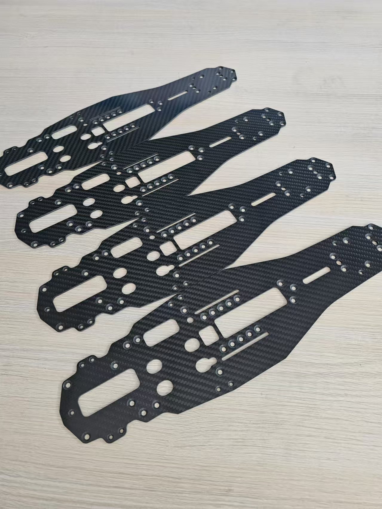 南通中鼎复合材料有限公司碳纤维板生产场景