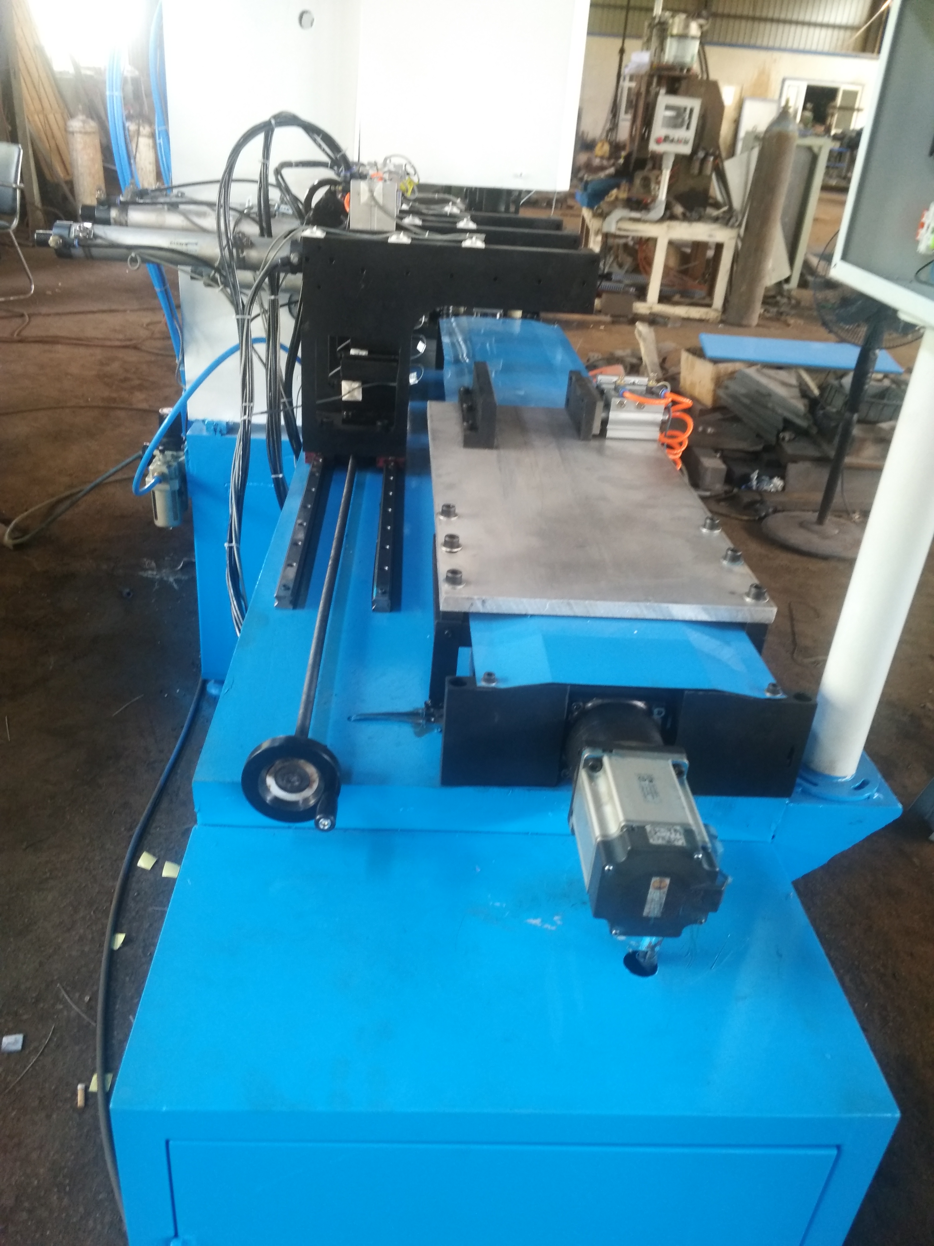 武汉埃瑞特无铆钉铆接机生产场景