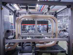 夹瓶机、夹瓶提升机及提升上料机厂家哪家强？昌硕输送设备（无锡）有限公司性能优·服务好