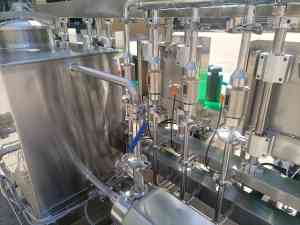 啤酒灌装机源头厂家推荐青岛海志，专业制造全自动/冲灌压三合一/啤酒桶灌装机，保障高效稳定运行