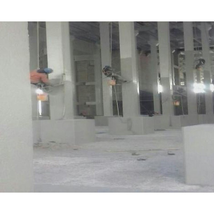 Cement silo cleaning