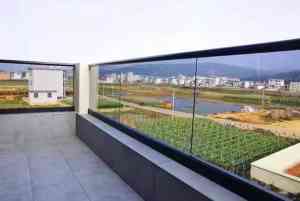 文安县奥辉金属制品有限公司：楼梯扶手玻璃槽、槽钢地槽等金属制品厂家