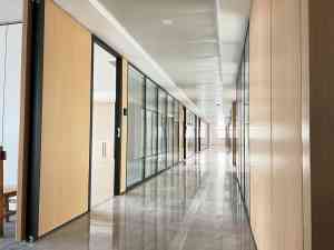 广州耀优装饰工程有限责任公司：专业玻璃隔断及办公室隔断墙定制厂家