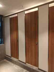 酒店、写字楼卫生间隔断权威推荐:抗倍特板、铝蜂窝板及玻璃隔断厂家精选
