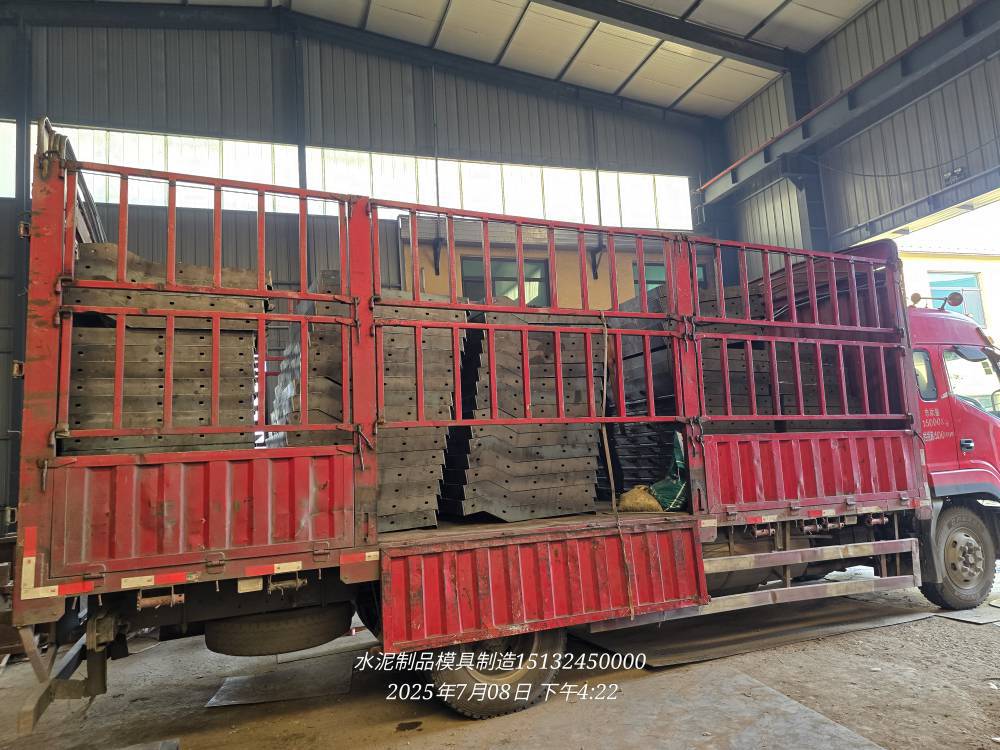 生产厂家 防撞墙模具 隔离墩钢模具 拆装快捷 易脱模