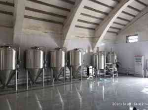 济南中德啤酒设备有限责任公司：小型/大型/不锈钢/玫瑰金啤酒设备厂家