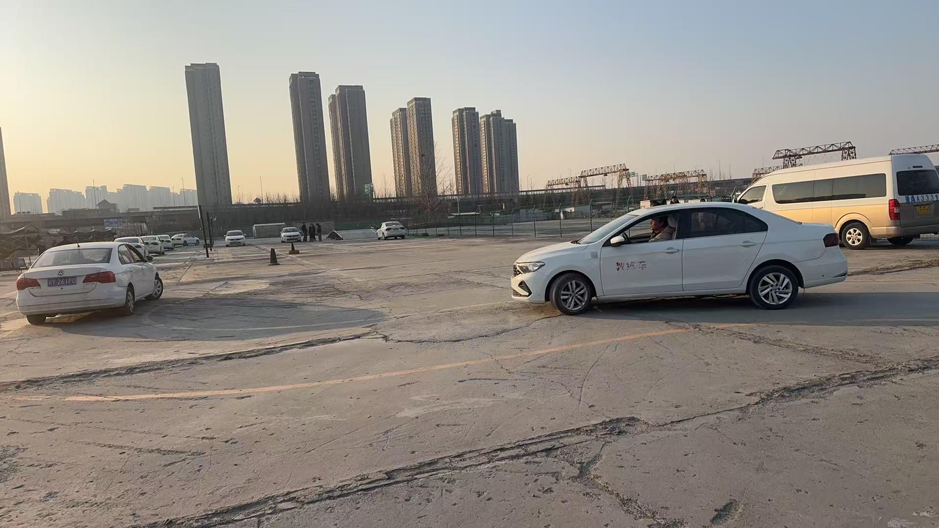 驾校教练指导学员