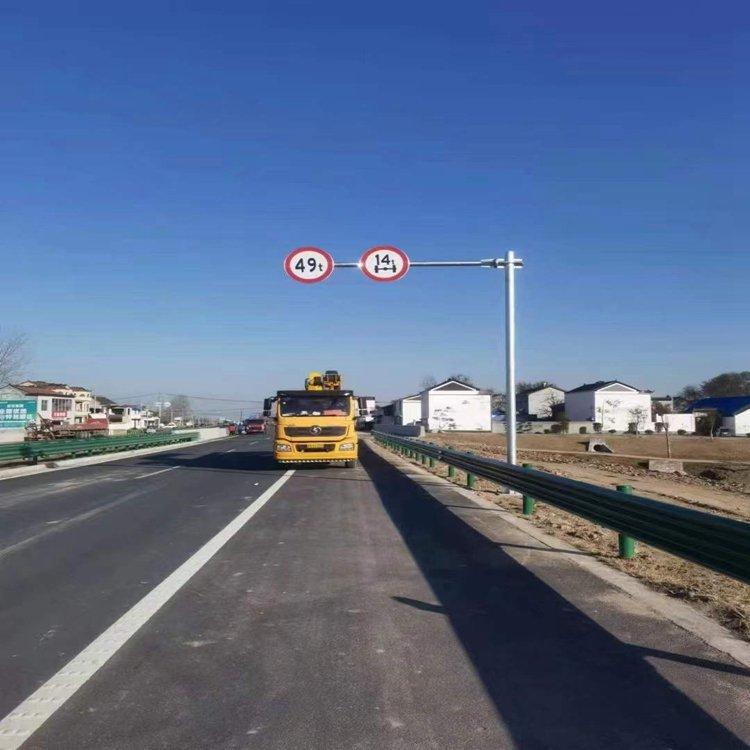 交通标志杆安装现场图片