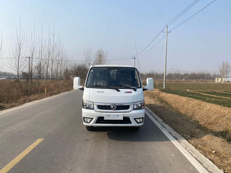 垃圾车工作场景图片