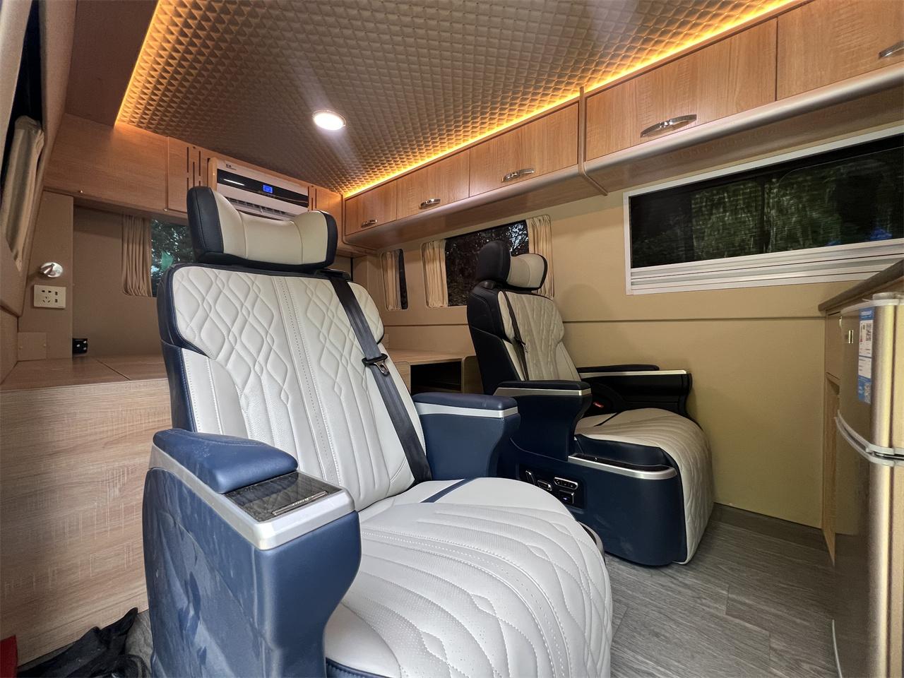 鸿运汽车宿营车图片1