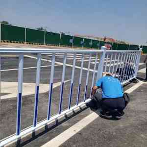 道路中央隔离栏、防撞栏杆等厂家推荐:专业品质适配城市交通场景