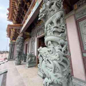 青石龙抱柱生产商推荐：大型石雕龙柱定制、中式传统龙柱实力厂家