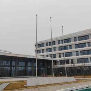 办公楼旗杆定做厂家推荐：手动旗杆、国旗杆、变径旗杆等多类型供应