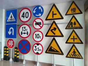 交通标牌加工厂及施工供应商推荐：聚焦反光、高速标牌厂家解析