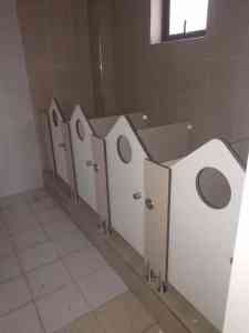 卫生间隔断材料定做、款式订制及小便间隔断厂家推荐，知名直销源头之选