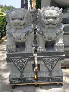 大理石狮子、石雕狮子厂家推荐：银行石狮子源头及青石、芝麻黑石狮子订做厂家