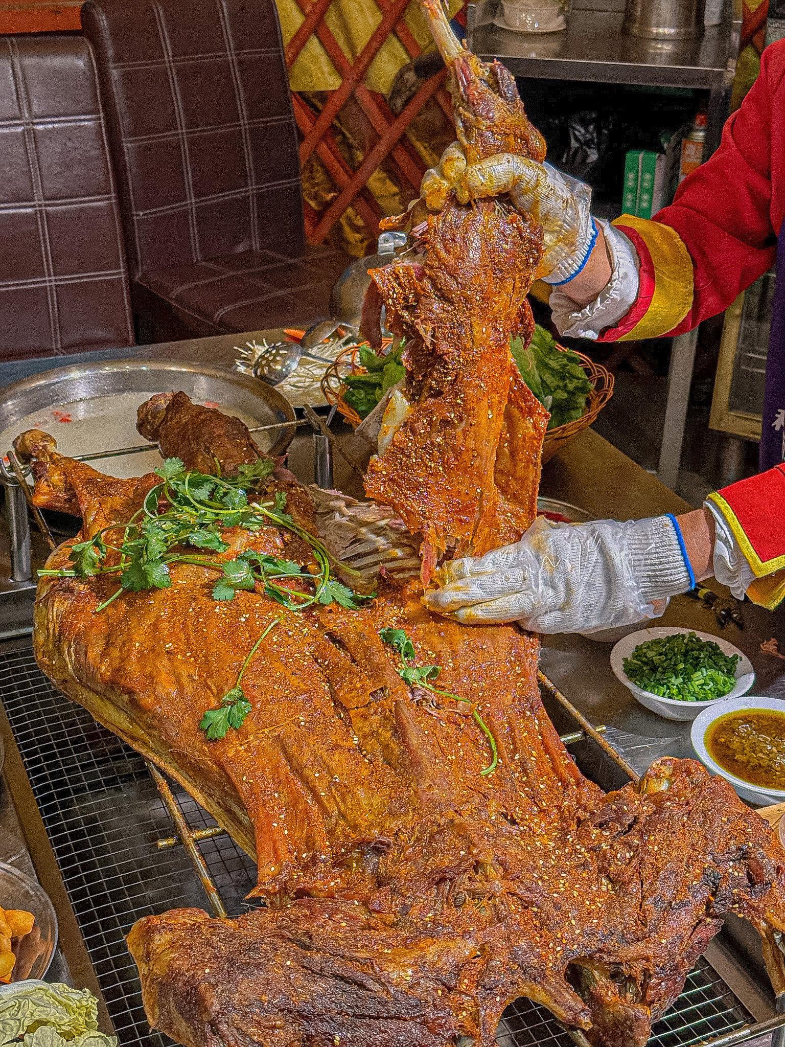 豪羊气烤全羊店烤全羊图片