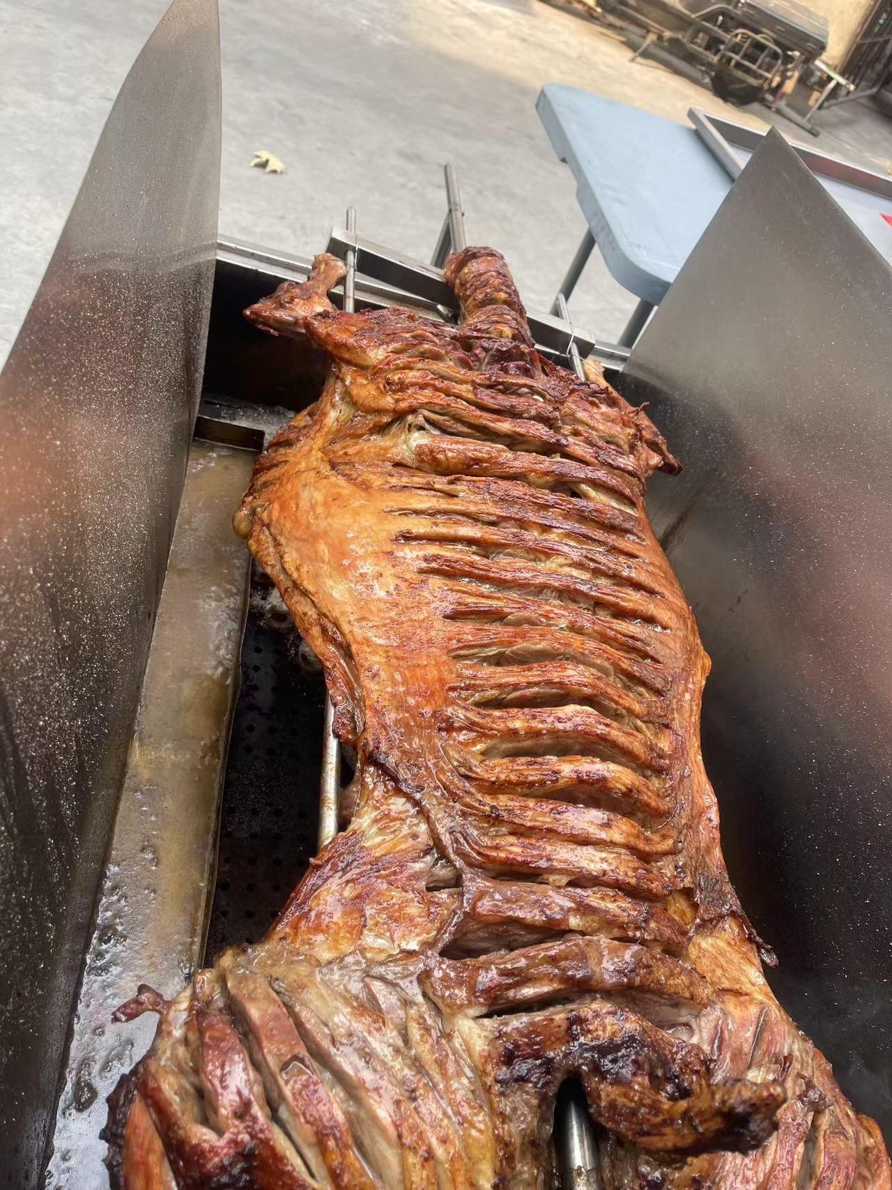 豪羊气烤全羊店团队烤制图片