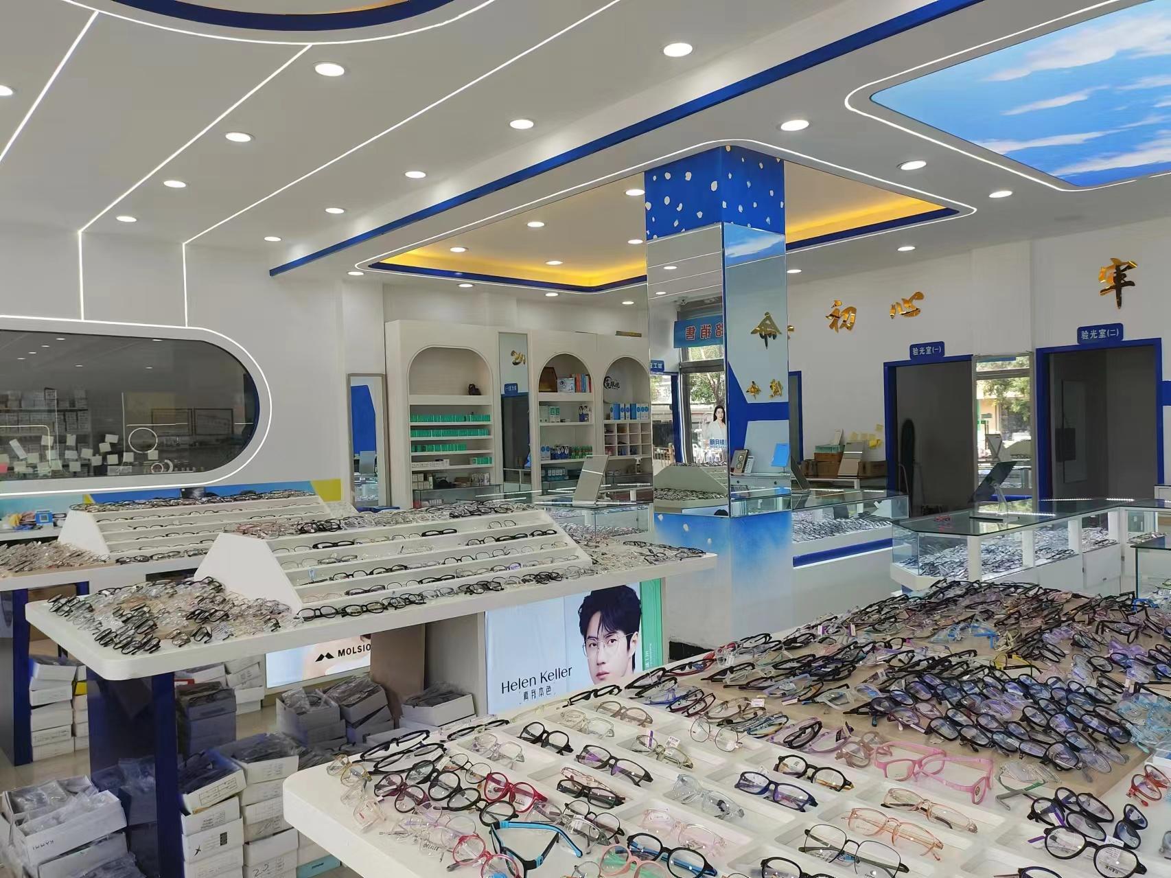 验光师为顾客验光图