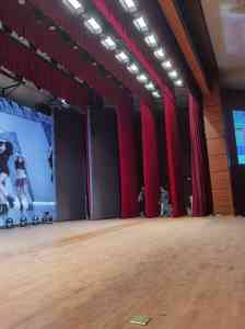 专业之选:会议室、舞蹈室幕布及防火幕布厂家深度揭秘