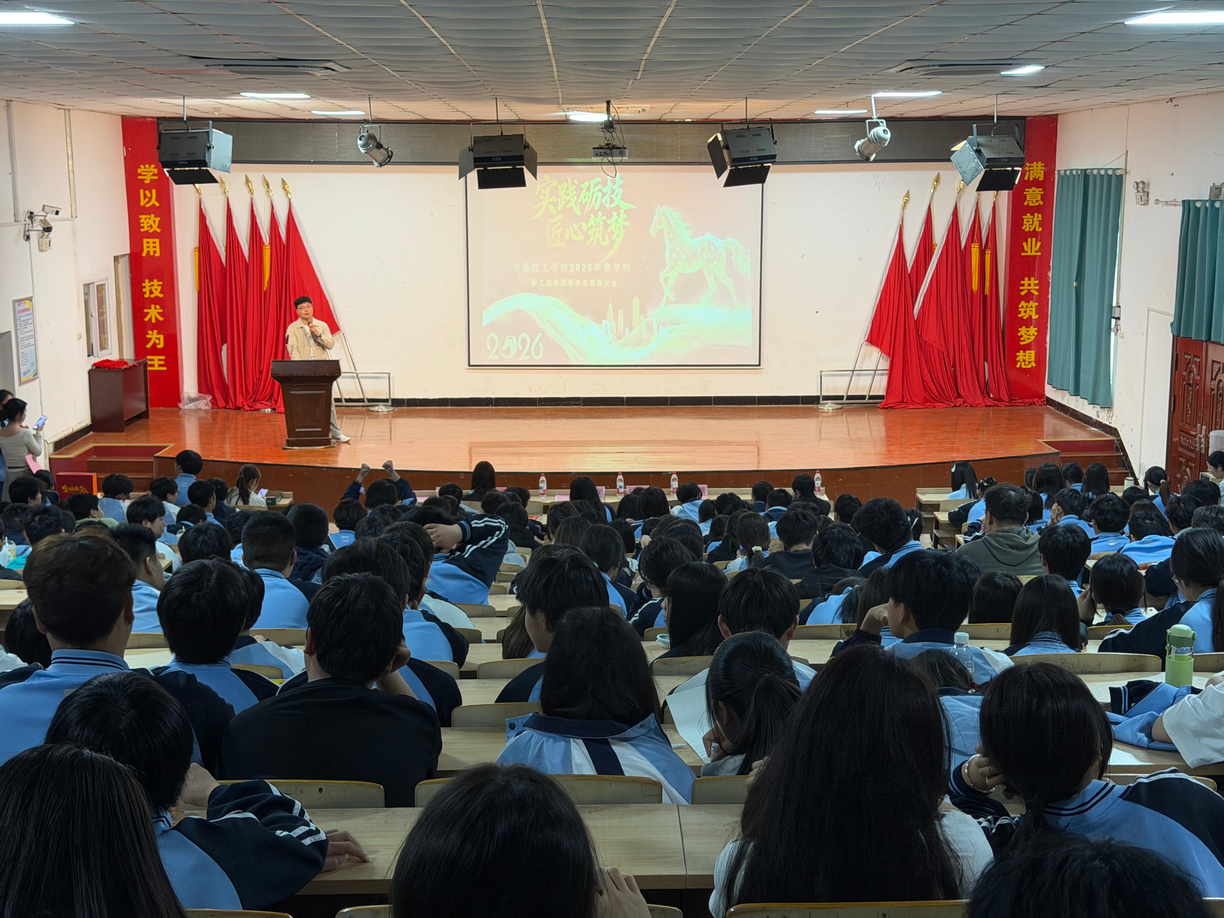 寿县技工学校学生实训场景