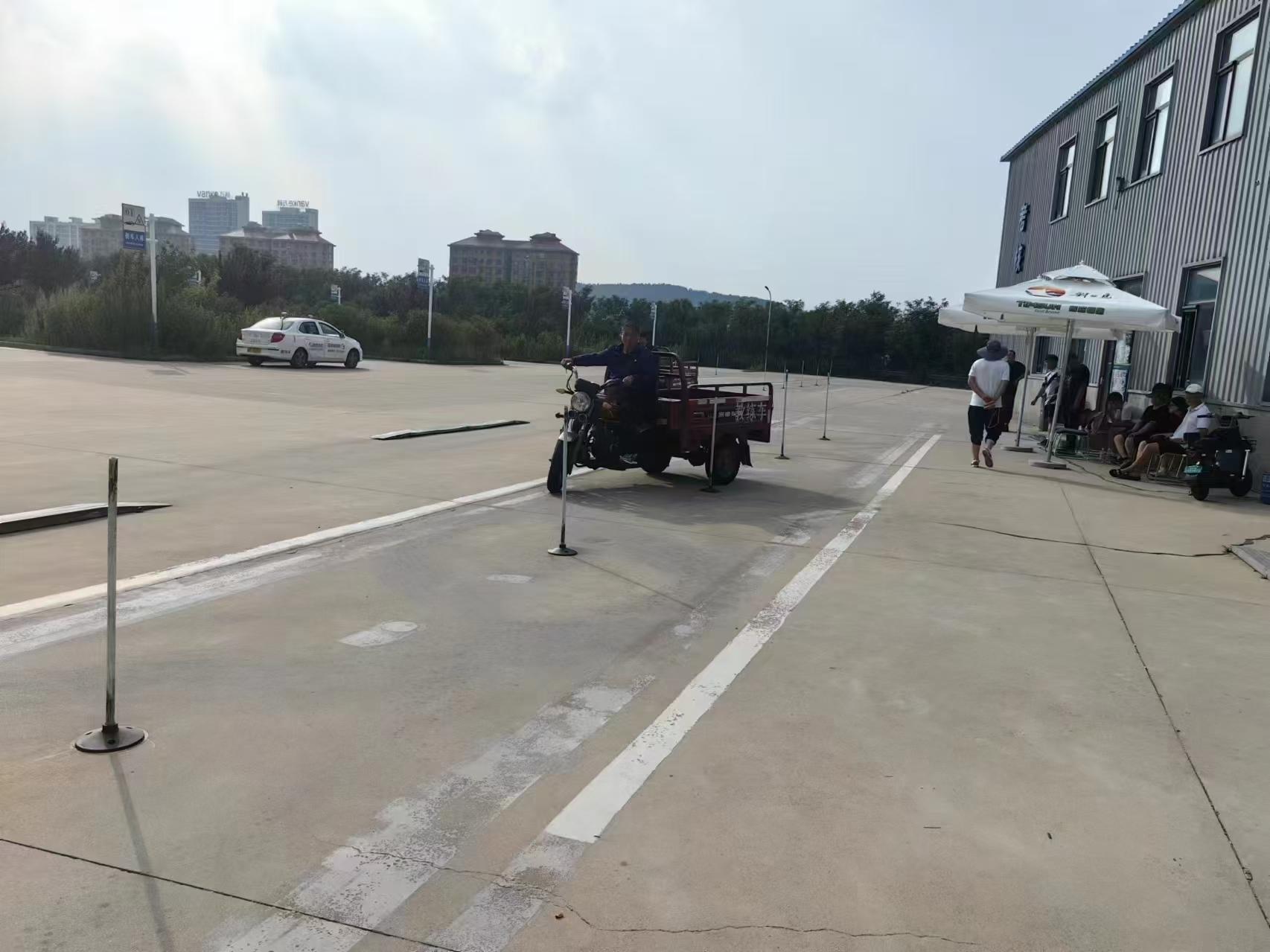 驾校训练场景