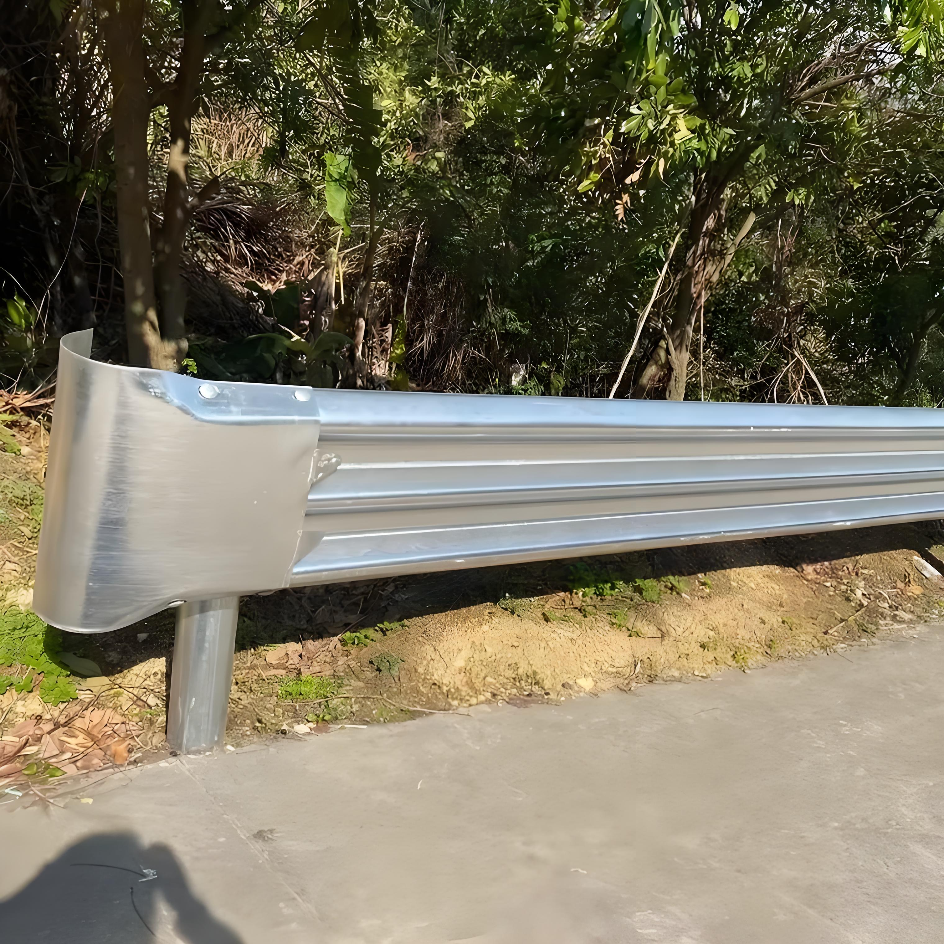 高速公路两侧防撞波浪防护栏