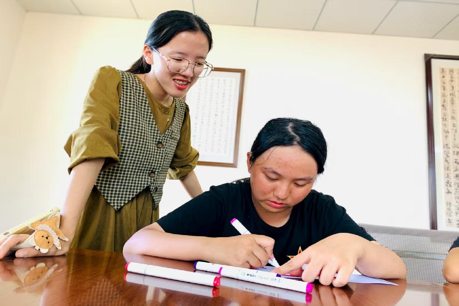学校师生互动图片