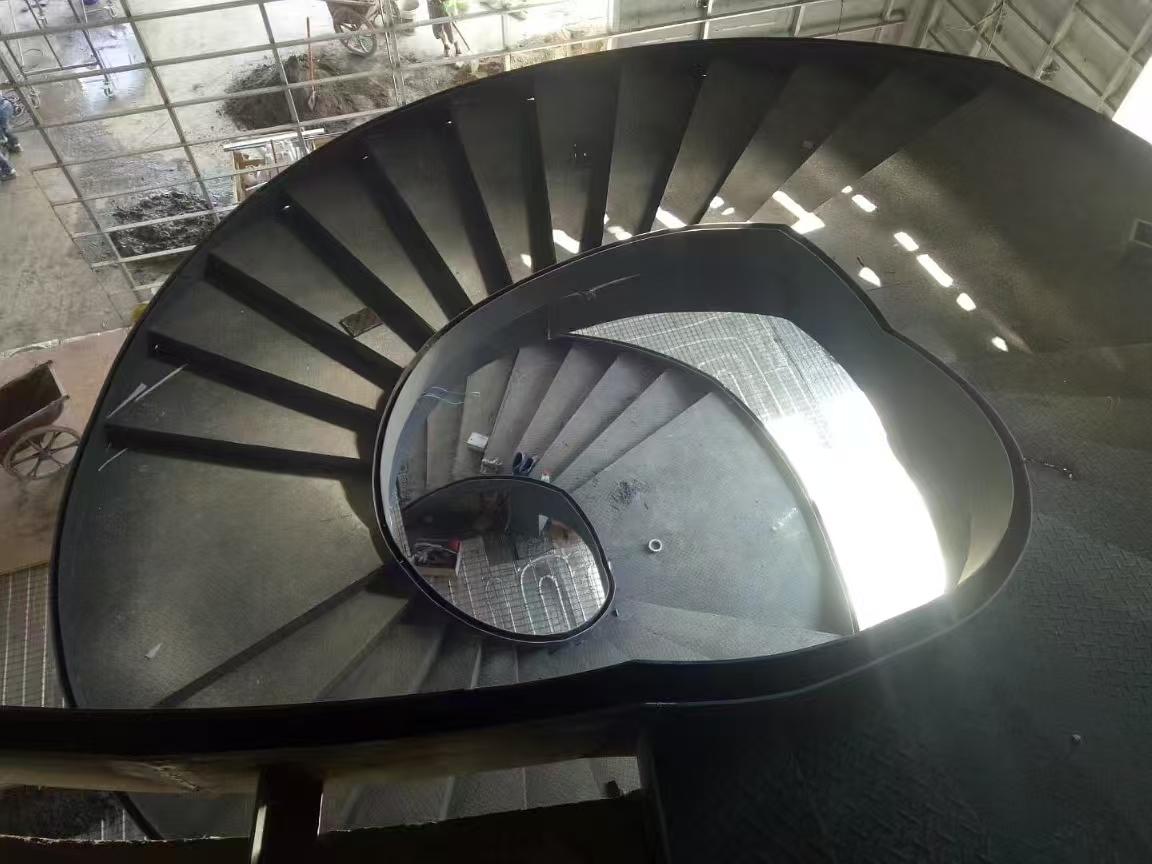 钢结构隔层施工场景