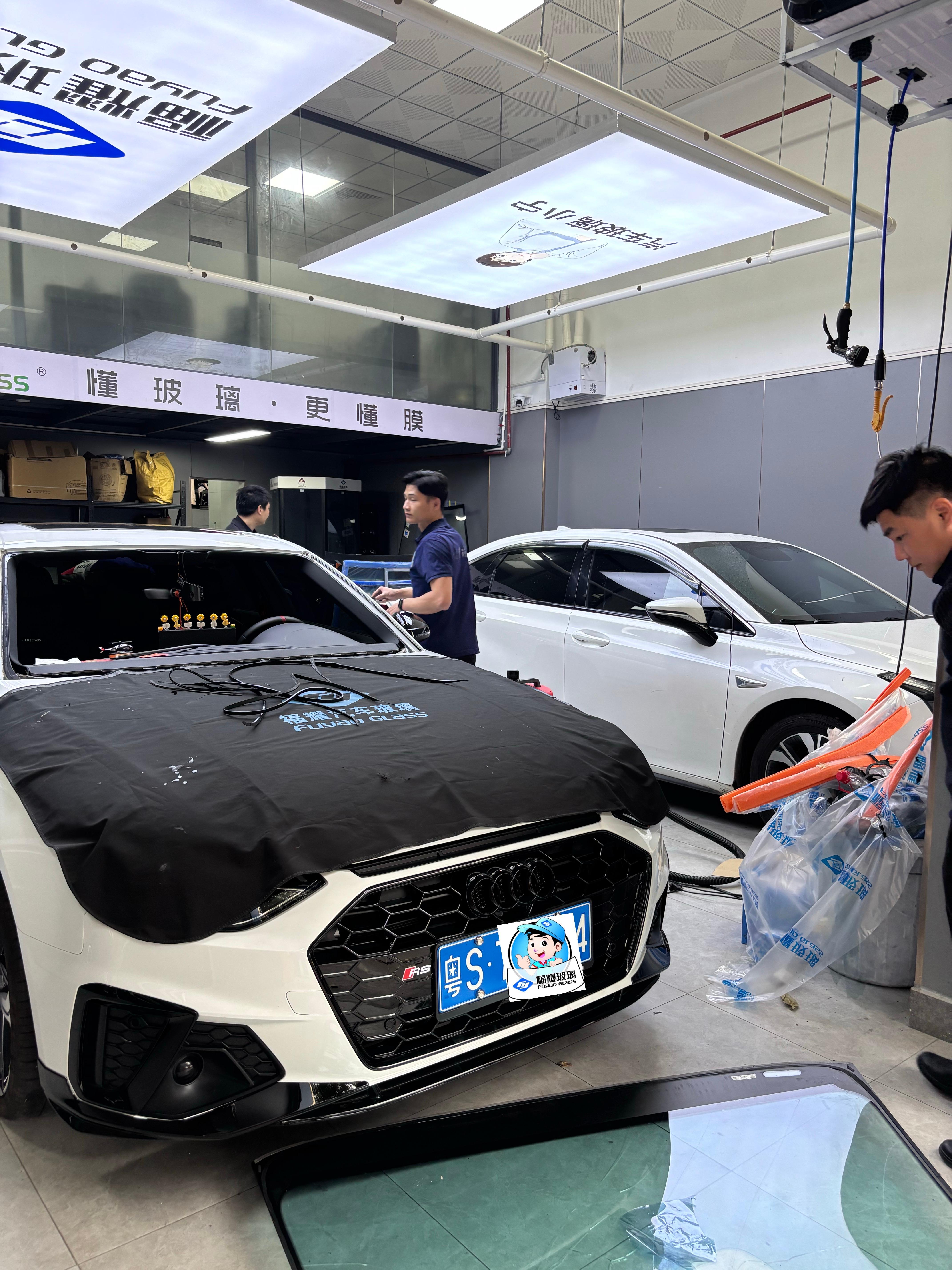 汽车玻璃更换现场
