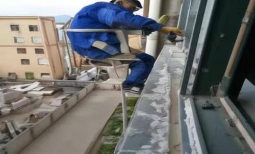 窗台防水涂料施工现场