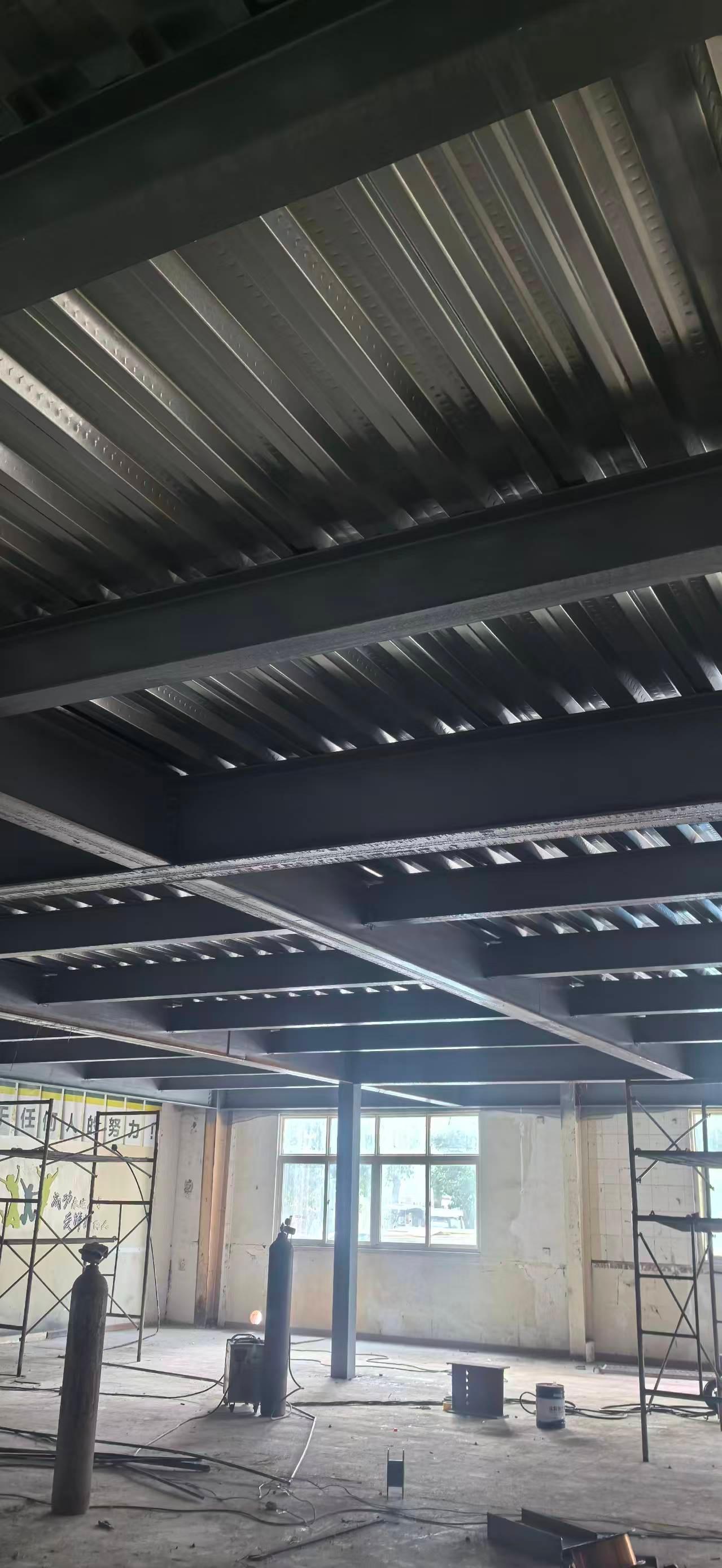 钢结构隔层施工现场