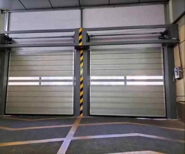 天津市东丽区新瑞铁艺卷帘门加工厂车间
