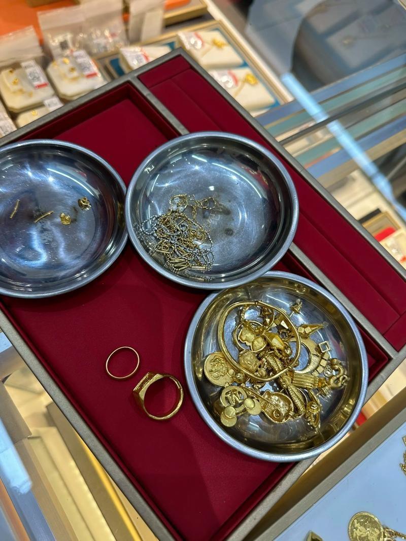 金灿灿珠宝店店内