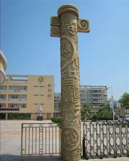 石雕盘龙柱
