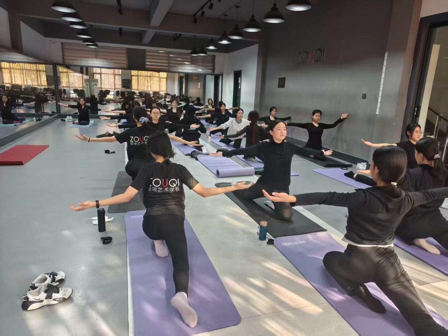 邹琪艺术培训学校舞台