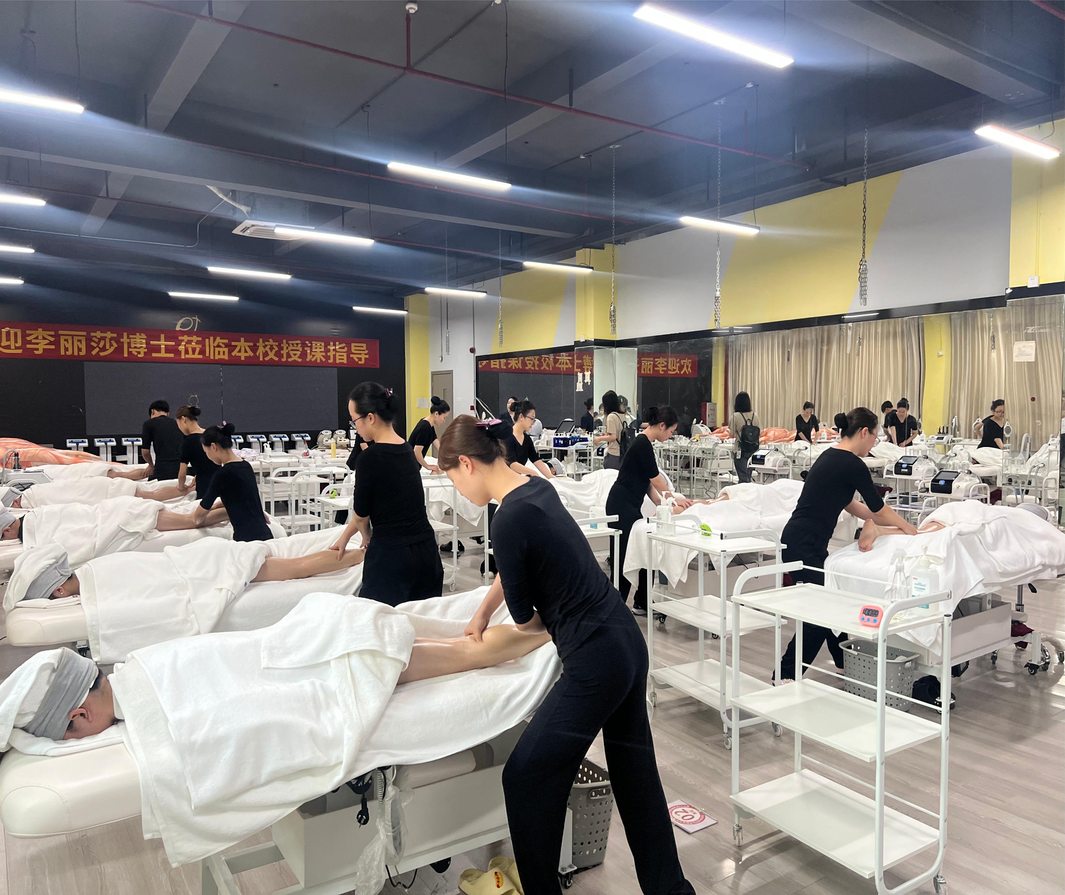 惠州市华文职业技术学校实训场景