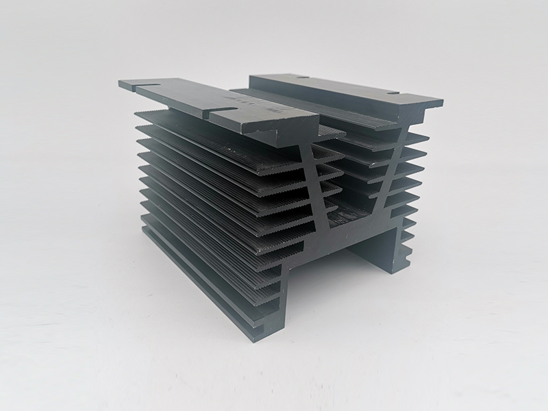 川普迈铝型材加工现场