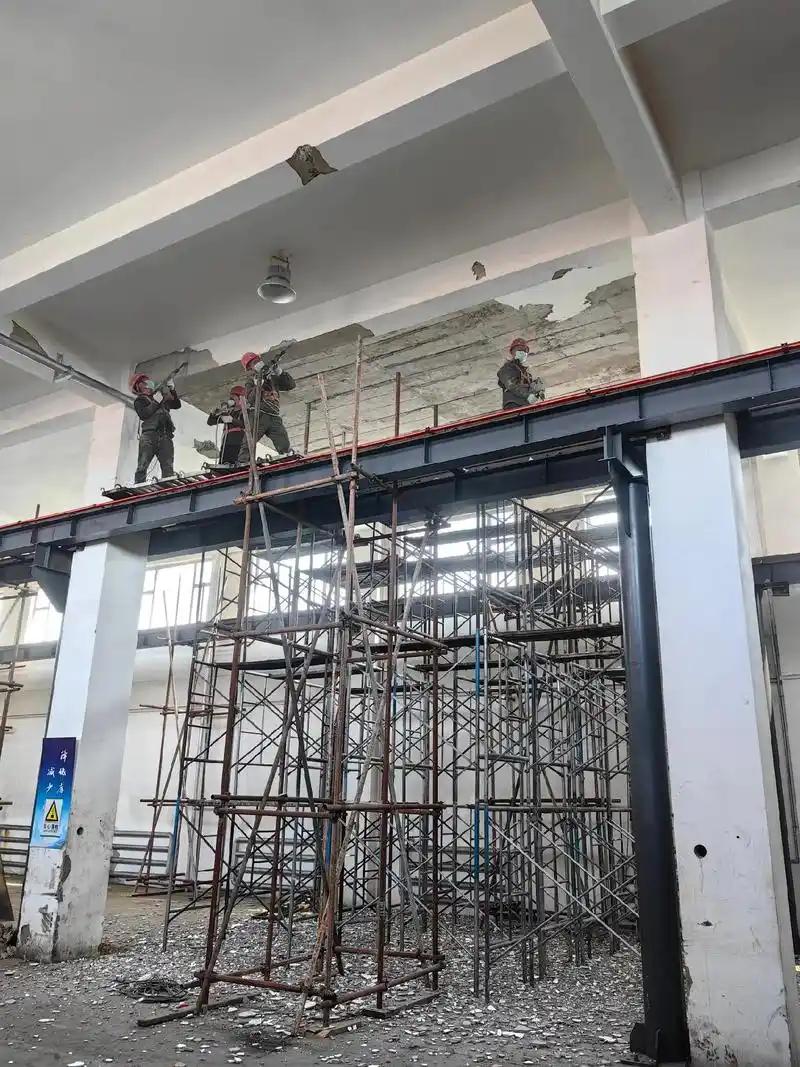 施工团队作业
