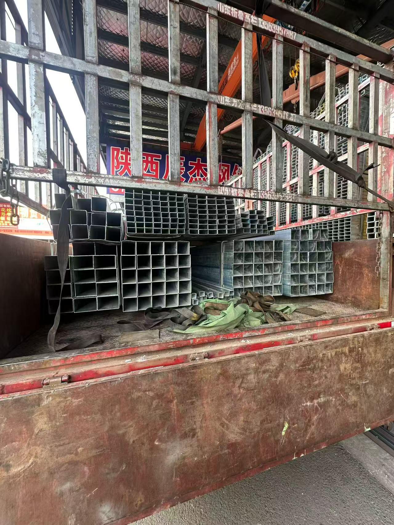 楼承板及冷镀锌管材现货堆放