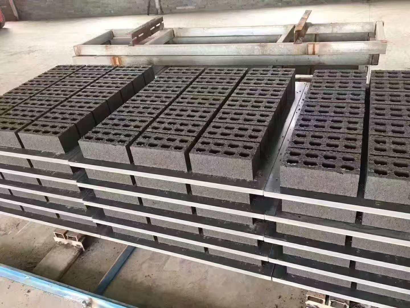 河南欧士博新材料托板生产线