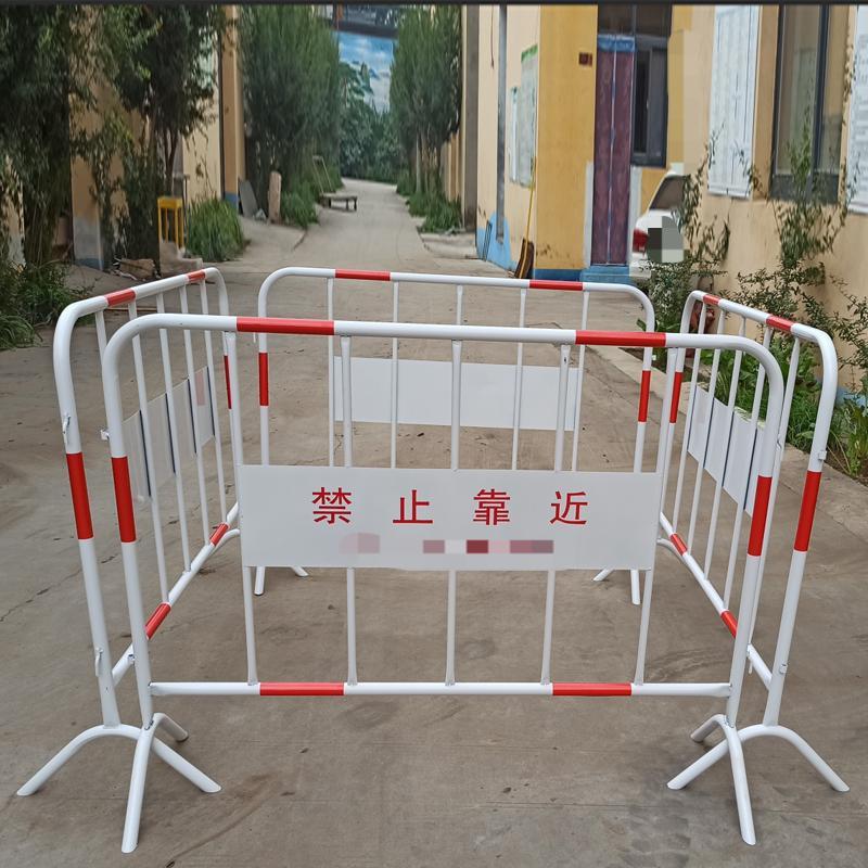 可移动伸缩护栏