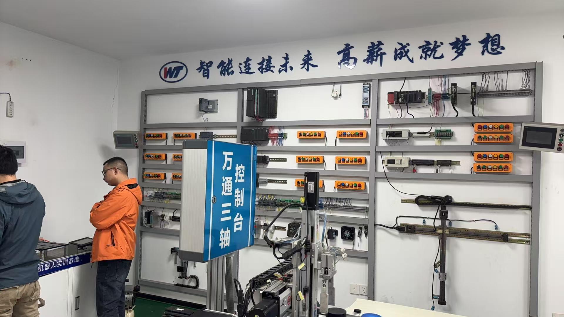 湖北万通职业培训学校设备展示