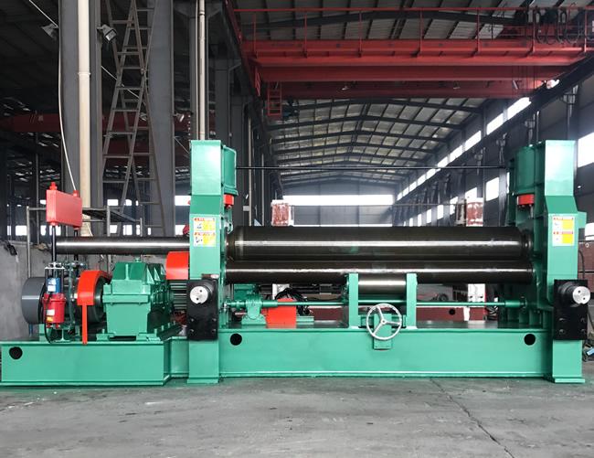 四辊卷板机工作场景