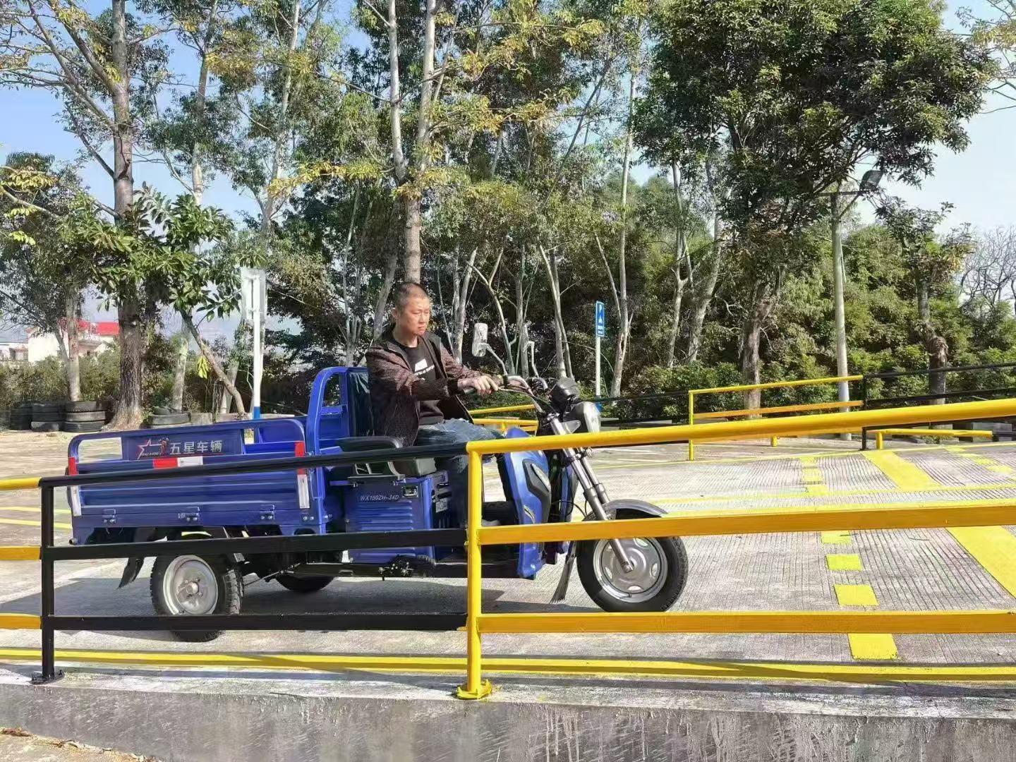 驾校训练场地