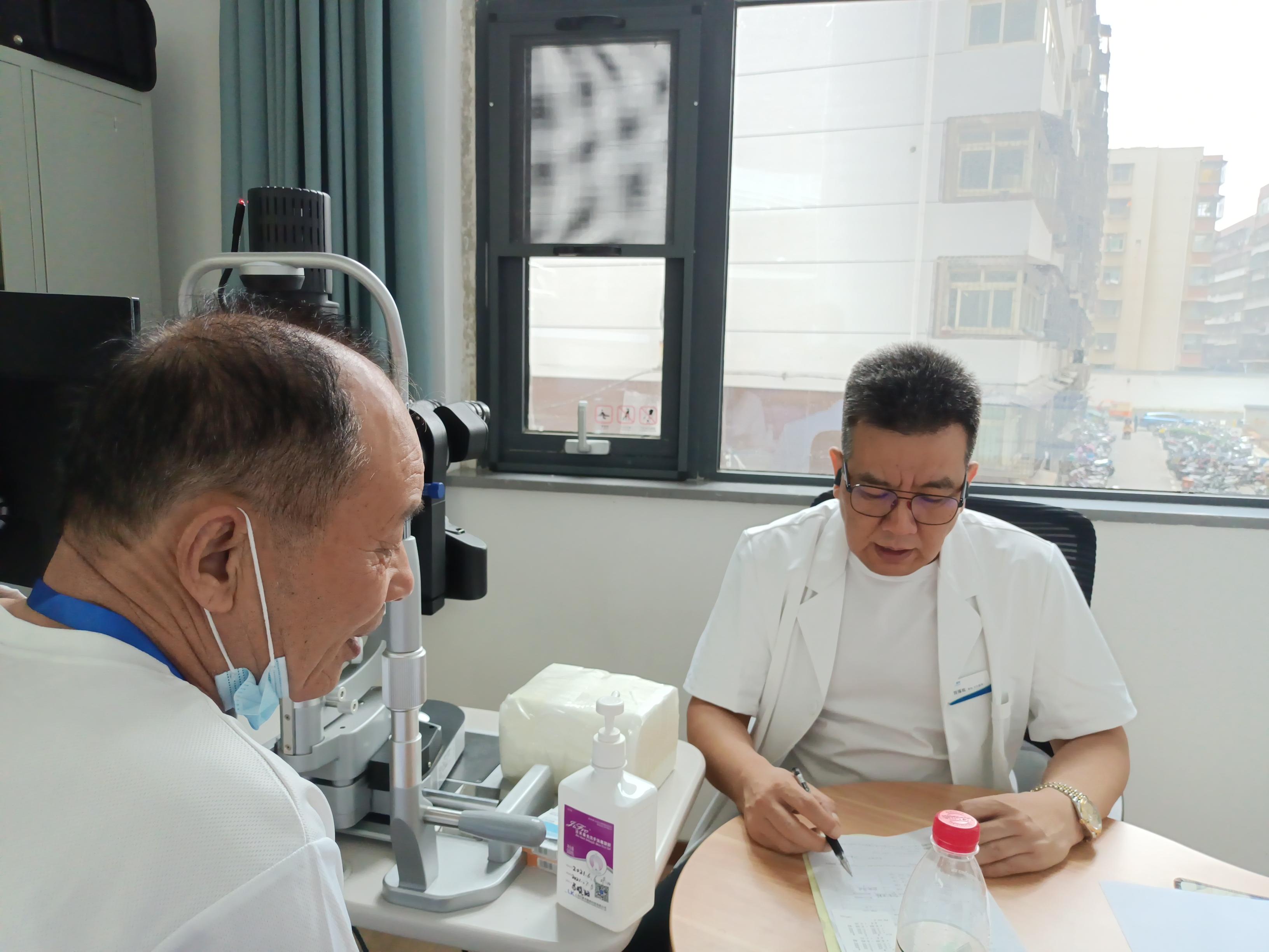 刘保松院长手术中