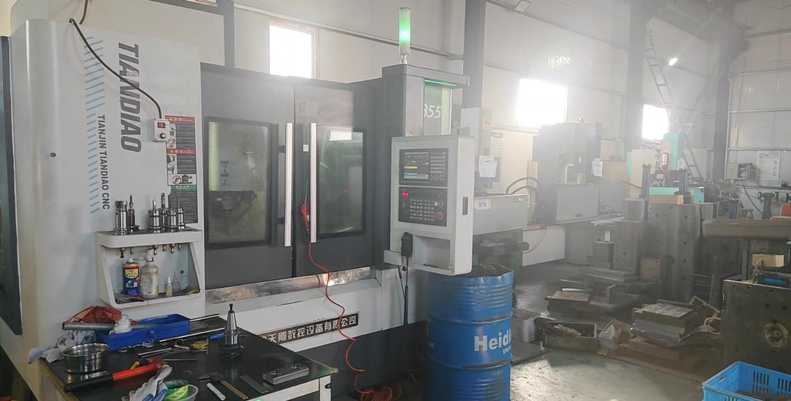 天工塑料模具厂车间实景