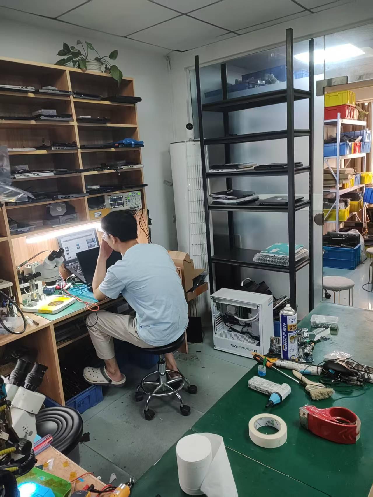 工程师维修现场