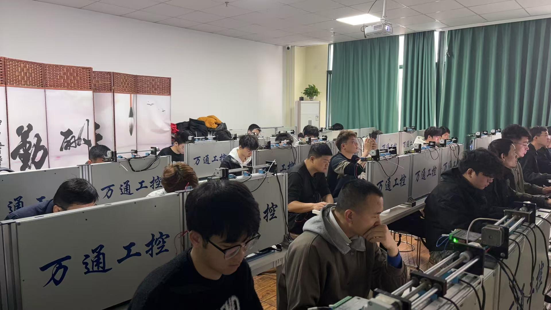 湖北万通职业培训学校设备
